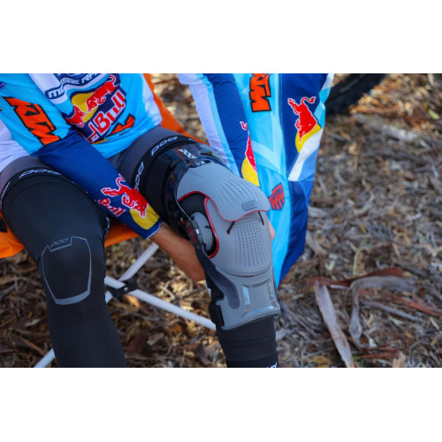 K8 3.0 Knee Brace Carbon - Carbon/Graphite