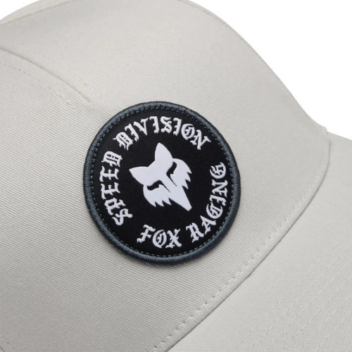 BADGE FLEXFIT HAT [LT GRY]
