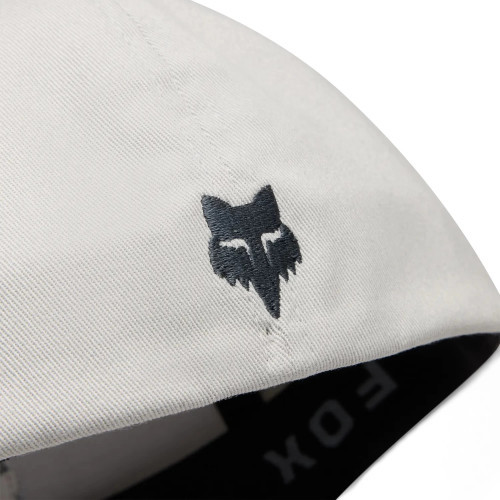 BADGE FLEXFIT HAT [LT GRY]